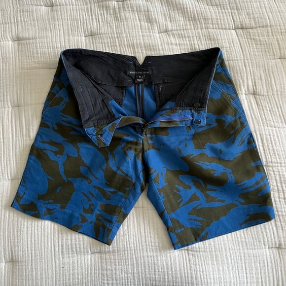 Marc by Marc Jacbos Rare Blue and Green Camo Pattern Men's Pleated Shorts - Picture 2 of 5